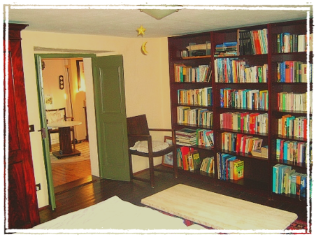 Doppelbett-Schlafzimmer mit Bibliothek